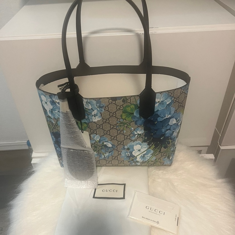 GUCCI TOTE
SIZE AND FIT
11"W x 9"H x 4.5"D
7.5" handle drop